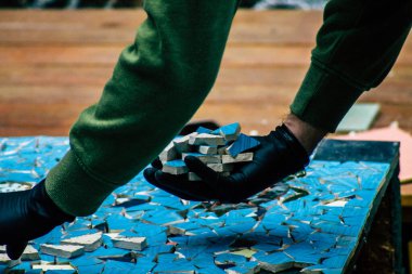 Kıbrıs Rum Kesimi 26 Mart 2020, Kıbrıs Rum Kesimi 'ndeki Limasol adasında bulunan Lemongrass Pansiyonu için mozaik oluşturan kimliği belirsiz bir sanatçı görüntüsü