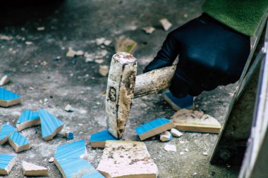 Kıbrıs Rum Kesimi 26 Mart 2020, Kıbrıs Rum Kesimi 'ndeki Limasol adasında bulunan Lemongrass Pansiyonu için mozaik oluşturan kimliği belirsiz bir sanatçı görüntüsü