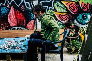 Kıbrıs Rum Kesimi 26 Mart 2020, Kıbrıs Rum Kesimi 'ndeki Limasol adasında bulunan Lemongrass Pansiyonu için mozaik oluşturan kimliği belirsiz bir sanatçı görüntüsü