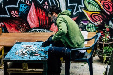 Kıbrıs Rum Kesimi 26 Mart 2020, Kıbrıs Rum Kesimi 'ndeki Limasol adasında bulunan Lemongrass Pansiyonu için mozaik oluşturan kimliği belirsiz bir sanatçı görüntüsü