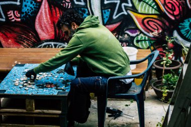 Kıbrıs Rum Kesimi 26 Mart 2020, Kıbrıs Rum Kesimi 'ndeki Limasol adasında bulunan Lemongrass Pansiyonu için mozaik oluşturan kimliği belirsiz bir sanatçı görüntüsü