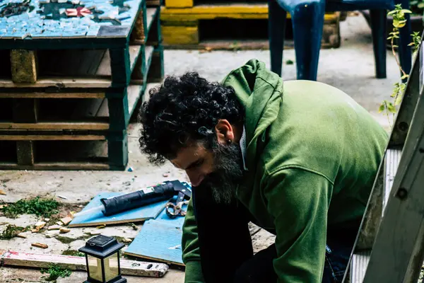 Kıbrıs Rum Kesimi 26 Mart 2020, Kıbrıs Rum Kesimi 'ndeki Limasol adasında bulunan Lemongrass Pansiyonu için mozaik oluşturan kimliği belirsiz bir sanatçı görüntüsü