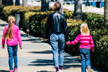 Limasol Kıbrıs Rum Kesimi 24 Mart 2020 Coronavirus 'un yayılmasını önlemek için körisinekten önce Limasol caddesinde yürüyen kimliği belirsiz bir insan görüntüsü