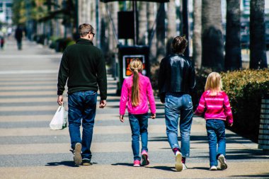 Limasol Kıbrıs Rum Kesimi 24 Mart 2020 Coronavirus 'un yayılmasını önlemek için körisinekten önce Limasol caddesinde yürüyen kimliği belirsiz bir insan görüntüsü