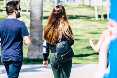 Limasol Kıbrıs Rum Kesimi 24 Mart 2020 Coronavirus 'un yayılmasını önlemek için körisinekten önce Limasol caddesinde yürüyen kimliği belirsiz bir insan görüntüsü