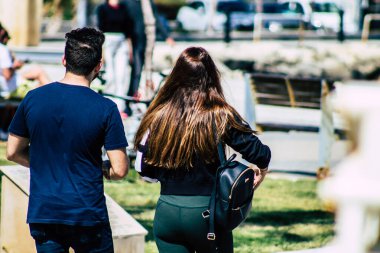 Limasol Kıbrıs Rum Kesimi 24 Mart 2020 Coronavirus 'un yayılmasını önlemek için körisinekten önce Limasol caddesinde yürüyen kimliği belirsiz bir insan görüntüsü