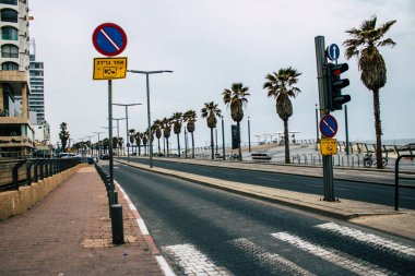 Tel Aviv İsrail 26 Mart 2020 'de Tel Aviv' in tamamen boş sokaklarının görüntüsü, çünkü koronavirüsün yayılmasını önlemek için nüfusun karantinaya alınması