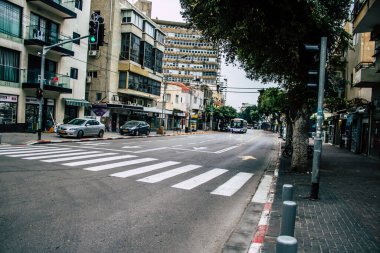 Tel Aviv İsrail 26 Mart 2020 'de Tel Aviv' in tamamen boş sokaklarının görüntüsü, çünkü koronavirüsün yayılmasını önlemek için nüfusun karantinaya alınması