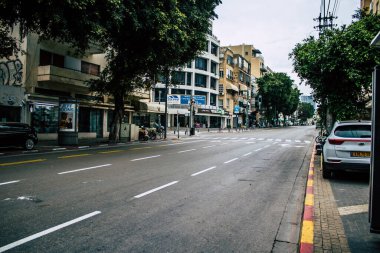 Tel Aviv İsrail 26 Mart 2020 'de Tel Aviv' in tamamen boş sokaklarının görüntüsü, çünkü koronavirüsün yayılmasını önlemek için nüfusun karantinaya alınması