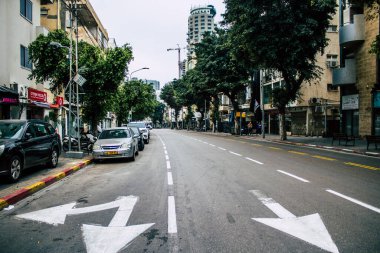 Tel Aviv İsrail 26 Mart 2020 'de Tel Aviv' in tamamen boş sokaklarının görüntüsü, çünkü koronavirüsün yayılmasını önlemek için nüfusun karantinaya alınması