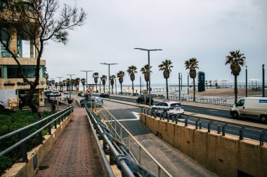 Tel Aviv İsrail 26 Mart 2020 Coronavirus 'un yayılmasını önlemek için nüfusun karantinaya alınması nedeniyle Tel Aviv sokaklarında dolaşan bir polis aracının görüntüsü
