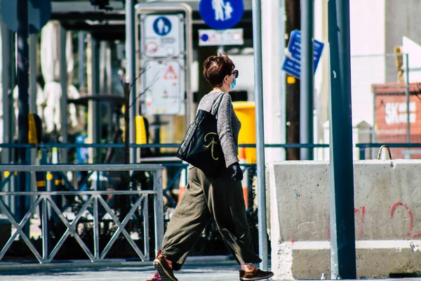 Limassol Chipre Março 2020 Vista Povo Não Identificado Caminhando Rua — Fotografia de Stock