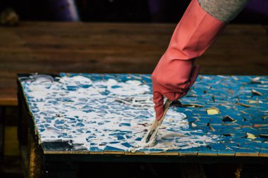 Kıbrıs Rum Kesimi 27 Mart 2020, Kıbrıs Rum Kesimi 'ndeki Limasol adasında bulunan Lemongrass Pansiyonu için mozaik yapan kimliği belirsiz bir sanatçı görüntüsü