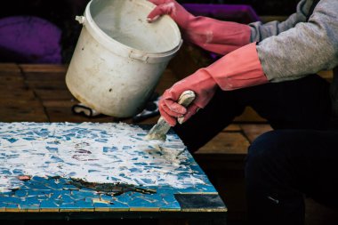 Kıbrıs Rum Kesimi 27 Mart 2020, Kıbrıs Rum Kesimi 'ndeki Limasol adasında bulunan Lemongrass Pansiyonu için mozaik yapan kimliği belirsiz bir sanatçı görüntüsü
