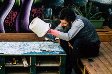 Kıbrıs Rum Kesimi 27 Mart 2020, Kıbrıs Rum Kesimi 'ndeki Limasol adasında bulunan Lemongrass Pansiyonu için mozaik yapan kimliği belirsiz bir sanatçı görüntüsü