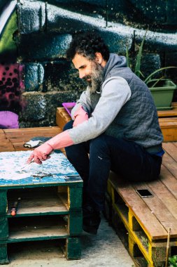 Kıbrıs Rum Kesimi 27 Mart 2020, Kıbrıs Rum Kesimi 'ndeki Limasol adasında bulunan Lemongrass Pansiyonu için mozaik yapan kimliği belirsiz bir sanatçı görüntüsü