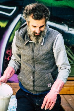 Kıbrıs Rum Kesimi 27 Mart 2020, Kıbrıs Rum Kesimi 'ndeki Limasol adasında bulunan Lemongrass Pansiyonu için mozaik yapan kimliği belirsiz bir sanatçı görüntüsü