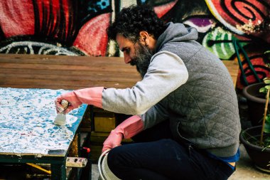 Kıbrıs Rum Kesimi 27 Mart 2020, Kıbrıs Rum Kesimi 'ndeki Limasol adasında bulunan Lemongrass Pansiyonu için mozaik yapan kimliği belirsiz bir sanatçı görüntüsü