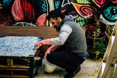 Kıbrıs Rum Kesimi 27 Mart 2020, Kıbrıs Rum Kesimi 'ndeki Limasol adasında bulunan Lemongrass Pansiyonu için mozaik yapan kimliği belirsiz bir sanatçı görüntüsü