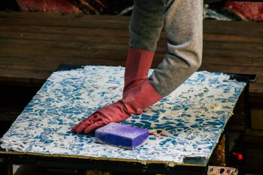 Kıbrıs Rum Kesimi 27 Mart 2020, Kıbrıs Rum Kesimi 'ndeki Limasol adasında bulunan Lemongrass Pansiyonu için mozaik yapan kimliği belirsiz bir sanatçı görüntüsü