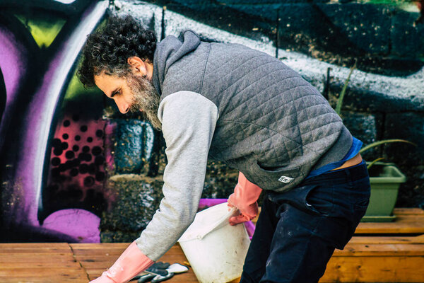 Лимассол Кипр 27 марта 2020 Вид неизвестного художника, создающего мозаику для хостела Lemongrass, расположенного в Лимассоле на Кипре
