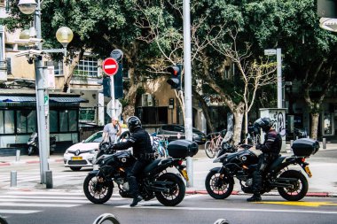 Tel Aviv İsrail 27 Mart 2020 Coronavirus 'un yayılmasını önlemek için nüfusun karantinaya alınması nedeniyle Tel Aviv sokaklarında dolaşan bir polis motosikletinin görüntüsü