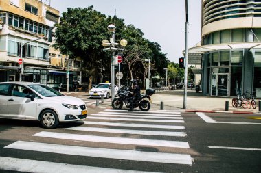 Tel Aviv İsrail 27 Mart 2020 Coronavirus 'un yayılmasını önlemek için nüfusun karantinaya alınması nedeniyle Tel Aviv sokaklarında dolaşan bir polis motosikletinin görüntüsü