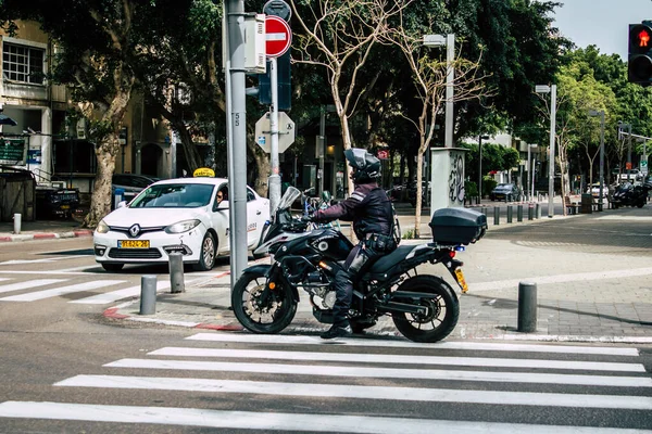 以色列特拉维夫2020年3月27日看到一辆警察摩托车在特拉维夫街道上翻滚 因为居民被隔离 以防止考罗纳威病毒的蔓延 — 图库照片