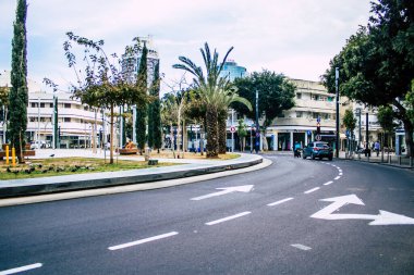 Tel Aviv İsrail 27 Mart 2020 'de Tel Aviv' in boş caddelerinin görüntüsü, çünkü koronavirüsün yayılmasını önlemek için nüfusun karantinaya alınması