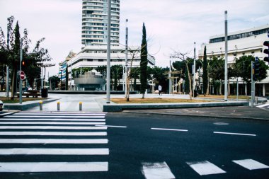 Tel Aviv İsrail 27 Mart 2020 'de Tel Aviv' in boş caddelerinin görüntüsü, çünkü koronavirüsün yayılmasını önlemek için nüfusun karantinaya alınması