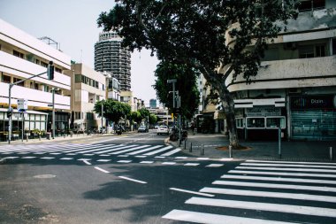 Tel Aviv İsrail 27 Mart 2020 'de Tel Aviv' in boş caddelerinin görüntüsü, çünkü koronavirüsün yayılmasını önlemek için nüfusun karantinaya alınması
