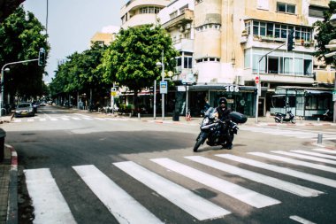 Tel Aviv İsrail 27 Mart 2020 Coronavirus 'un yayılmasını önlemek için nüfusun karantinaya alınması nedeniyle Tel Aviv sokaklarında dolaşan bir polis motosikletinin görüntüsü