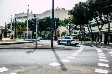 Tel Aviv İsrail 27 Mart 2020 Coronavirus 'un yayılmasını önlemek için halkın karantinası sırasında Tel Aviv sokaklarında dolaşan bir polis aracının görüntüsü