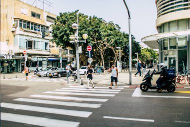 Tel Aviv İsrail 27 Mart 2020 Coronavirus 'un yayılmasını önlemek için halkın karantinası sırasında Tel Aviv' in boş sokaklarında yürüyen kimliği belirsiz insanların görüntüsü