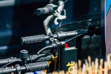 Limasol Kıbrıs Rum Kesimi 28 Mart 2020 'de öğleden sonra Limasol sokaklarına park edilmiş elektrikli scooter görüntüsü