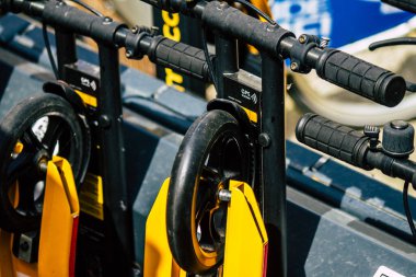 Limasol Kıbrıs Rum Kesimi 28 Mart 2020 'de öğleden sonra Limasol sokaklarına park edilmiş elektrikli scooter görüntüsü