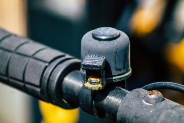 Limasol Kıbrıs Rum Kesimi 28 Mart 2020 'de öğleden sonra Limasol sokaklarına park edilmiş elektrikli scooter görüntüsü