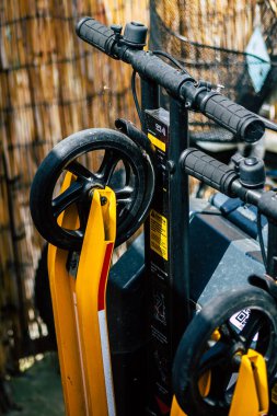 Limasol Kıbrıs Rum Kesimi 28 Mart 2020 'de öğleden sonra Limasol sokaklarına park edilmiş elektrikli scooter görüntüsü