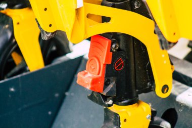 Limasol Kıbrıs Rum Kesimi 28 Mart 2020 'de öğleden sonra Limasol sokaklarına park edilmiş elektrikli scooter görüntüsü