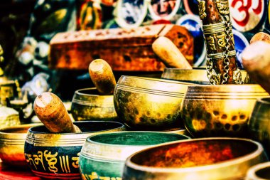 Kathmandu Nepal Eylül 01, 2018 Kathmandu sokaklarında satılan dekoratif nesnelerin kapatılması