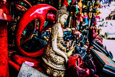 Kathmandu Nepal Eylül 01, 2018 Kathmandu sokaklarında satılan dekoratif nesnelerin kapatılması