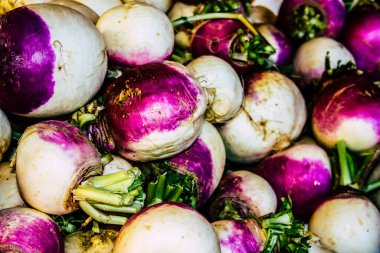 Kudüs İsrail, 18 Ağustos 2018 Mahane Yehuda Pazarı 'nda satılan çeşitli sebzelerin yakın çekimi, Shuk olarak da bilinir, Kudüs' te bir pazar yeri ve Orta Doğu 'nun en ünlülerinden biridir.