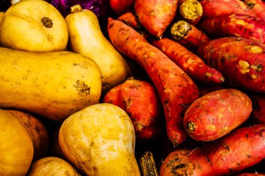 Kudüs İsrail, 18 Ağustos 2018 Mahane Yehuda Pazarı 'nda satılan çeşitli sebzelerin yakın çekimi, Shuk olarak da bilinir, Kudüs' te bir pazar yeri ve Orta Doğu 'nun en ünlülerinden biridir.