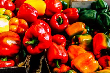 Kudüs İsrail, 18 Ağustos 2018 Mahane Yehuda Pazarı 'nda satılan çeşitli sebzelerin yakın çekimi, Shuk olarak da bilinir, Kudüs' te bir pazar yeri ve Orta Doğu 'nun en ünlülerinden biridir.