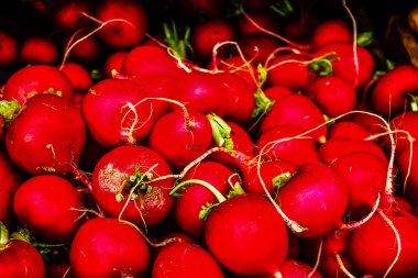 Kudüs İsrail, 18 Ağustos 2018 Mahane Yehuda Pazarı 'nda satılan çeşitli sebzelerin yakın çekimi, Shuk olarak da bilinir, Kudüs' te bir pazar yeri ve Orta Doğu 'nun en ünlülerinden biridir.