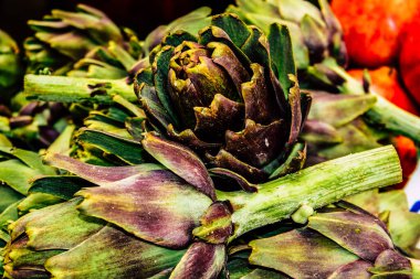 Kudüs İsrail, 18 Ağustos 2018 Mahane Yehuda Pazarı 'nda satılan çeşitli sebzelerin yakın çekimi, Shuk olarak da bilinir, Kudüs' te bir pazar yeri ve Orta Doğu 'nun en ünlülerinden biridir.