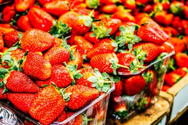 Kudüs İsrail, 18 Ağustos 2018 Mahane Yehuda Pazarı 'nda satılan çeşitli meyvelerin yakın çekimi, Shuk olarak da bilinir, Kudüs' te bir pazar yeri ve Orta Doğu 'nun en ünlülerinden biridir.