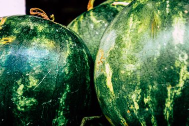 Kudüs İsrail, 18 Ağustos 2018 Mahane Yehuda Pazarı 'nda satılan çeşitli meyvelerin yakın çekimi, Shuk olarak da bilinir, Kudüs' te bir pazar yeri ve Orta Doğu 'nun en ünlülerinden biridir.