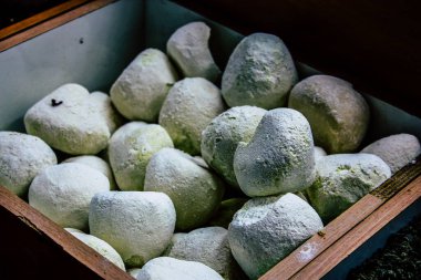 Kudüs İsrail, 18 Ağustos 2018 Mahane Yehuda Pazarı 'nda satılan çeşitli baharatların yakın çekimi, Shuk olarak da bilinir, Kudüs' te bir pazar yeri ve Orta Doğu 'nun en ünlülerinden biridir.