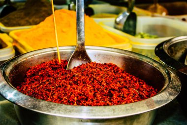 Kudüs İsrail, 18 Ağustos 2018 Mahane Yehuda Pazarı 'nda satılan çeşitli baharatların yakın çekimi, Shuk olarak da bilinir, Kudüs' te bir pazar yeri ve Orta Doğu 'nun en ünlülerinden biridir.